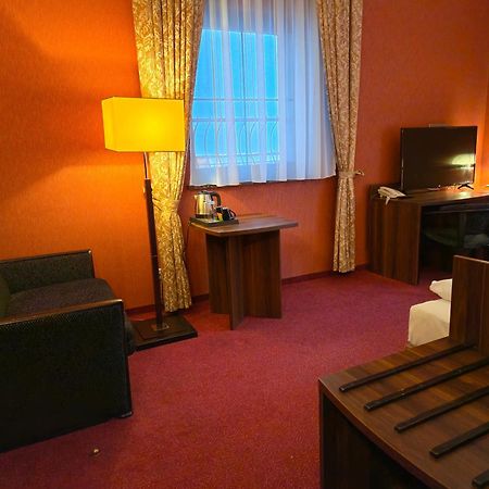 Hotel Dworski Galaktyczny Park Warzymice エクステリア 写真