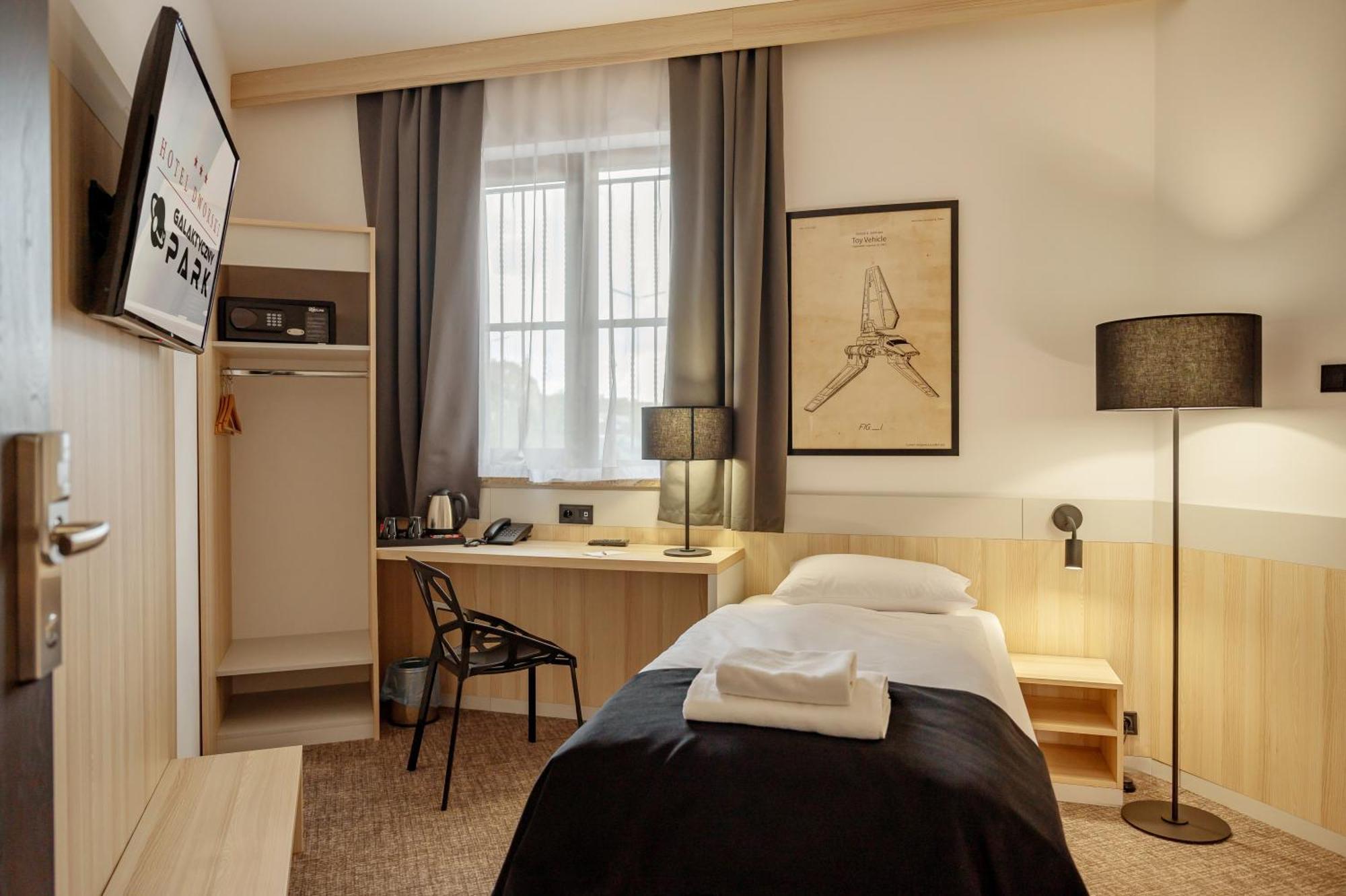 Hotel Dworski Galaktyczny Park Warzymice エクステリア 写真