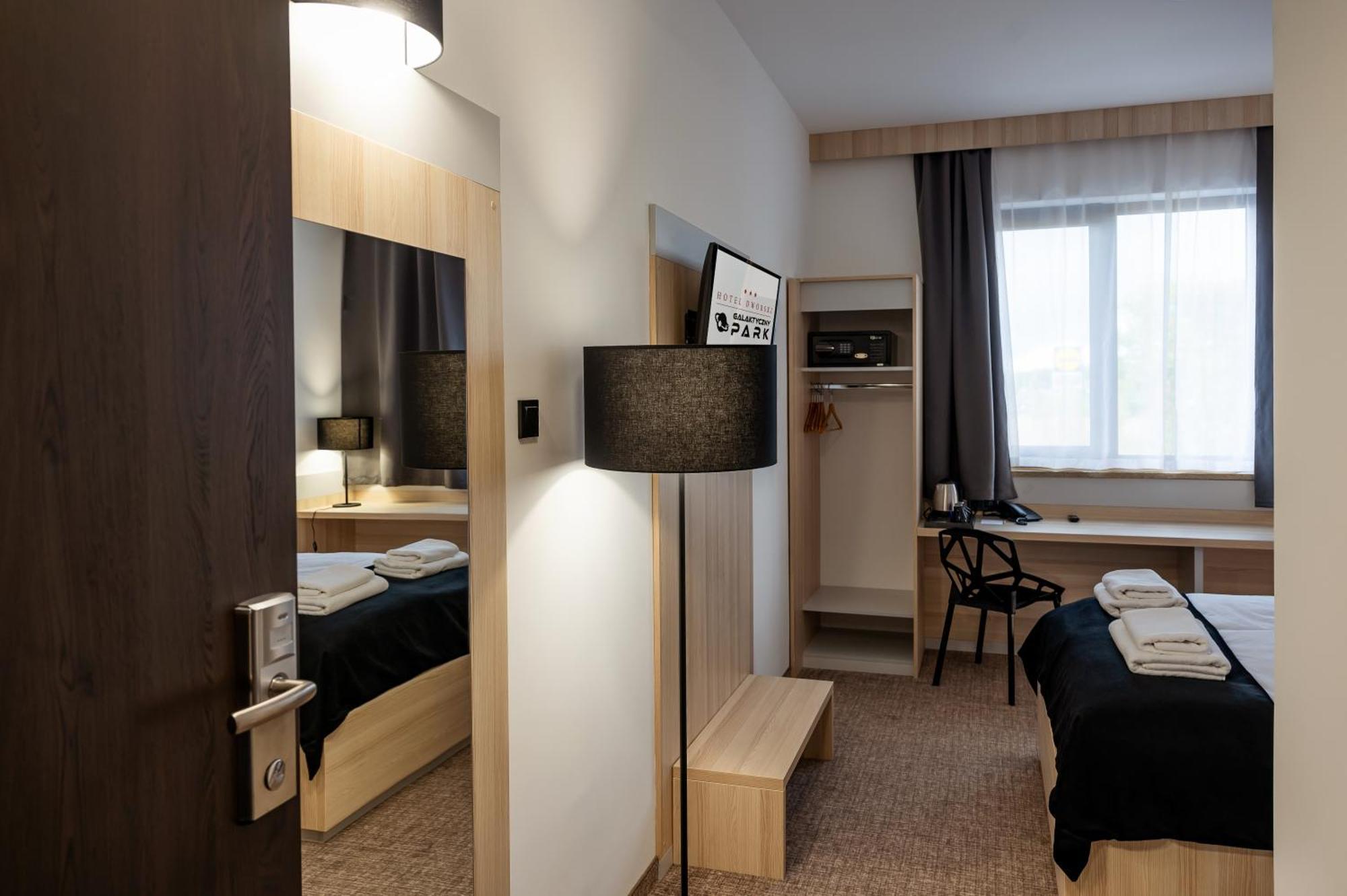 Hotel Dworski Galaktyczny Park Warzymice エクステリア 写真