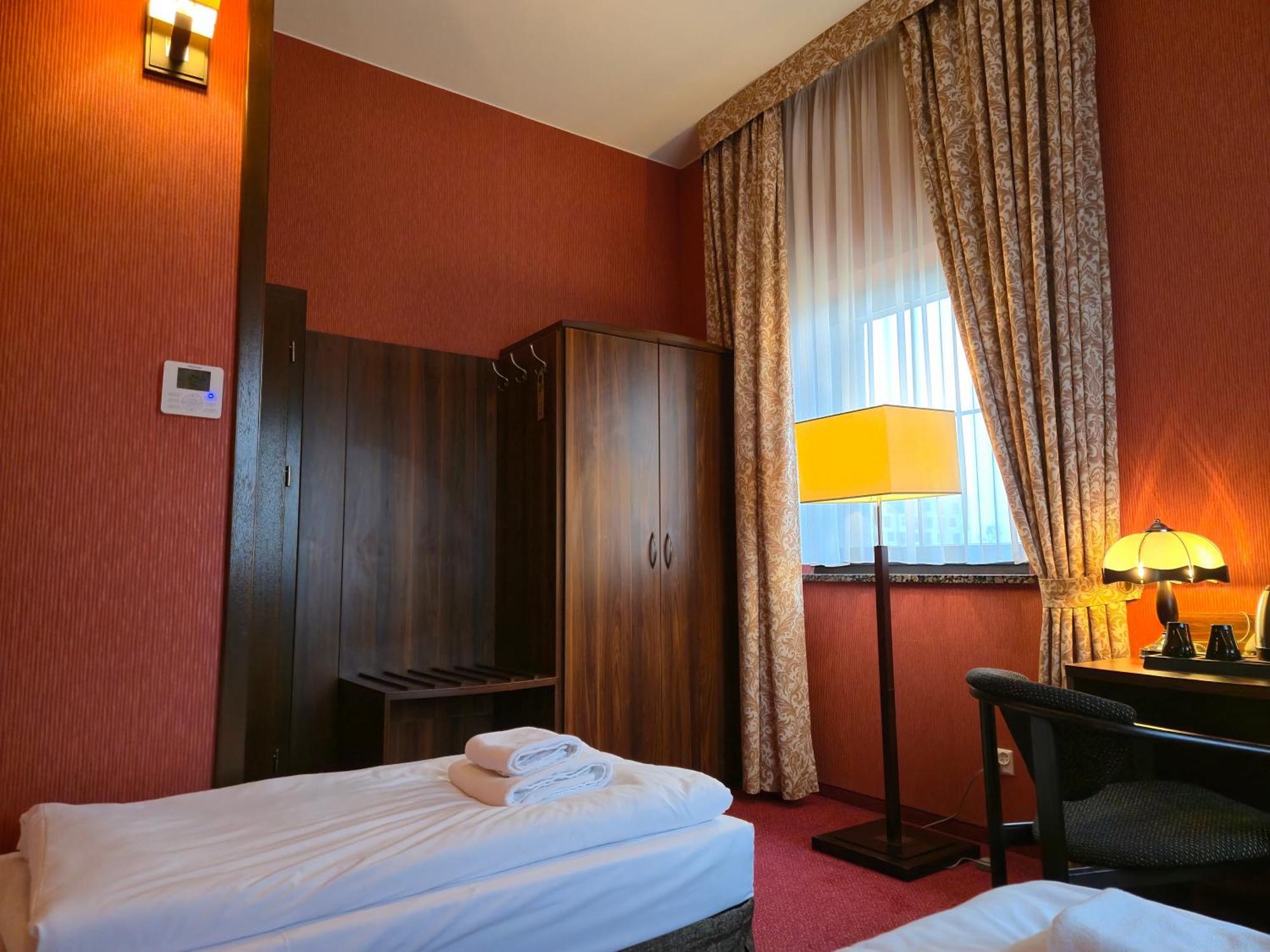 Hotel Dworski Galaktyczny Park Warzymice エクステリア 写真