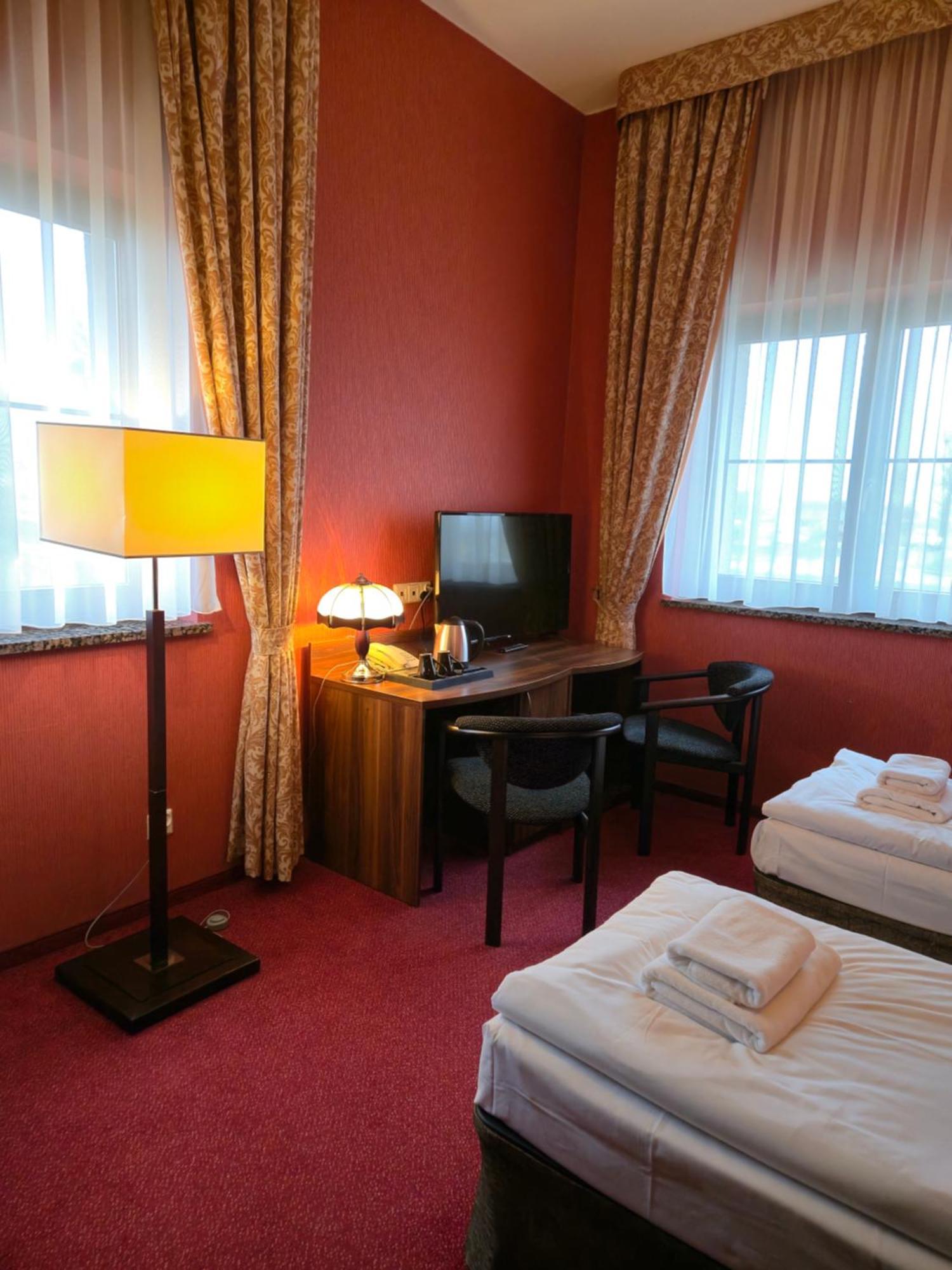 Hotel Dworski Galaktyczny Park Warzymice エクステリア 写真