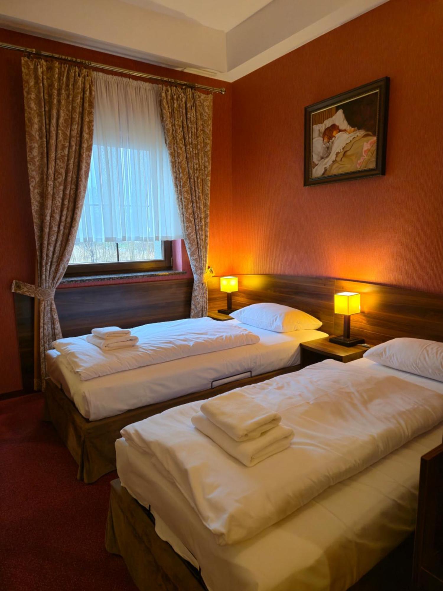 Hotel Dworski Galaktyczny Park Warzymice エクステリア 写真