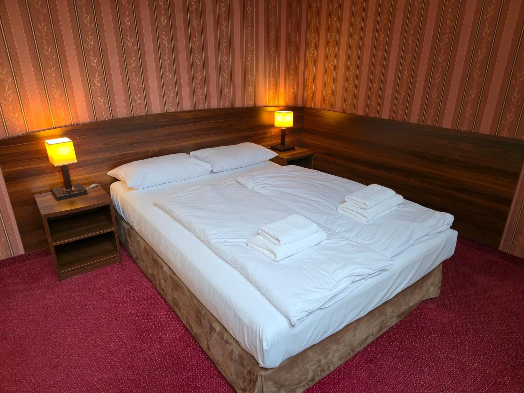 Hotel Dworski Galaktyczny Park Warzymice エクステリア 写真