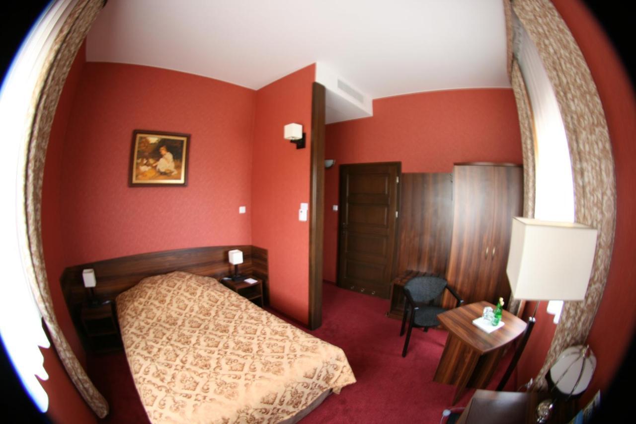 Hotel Dworski Galaktyczny Park Warzymice 部屋 写真